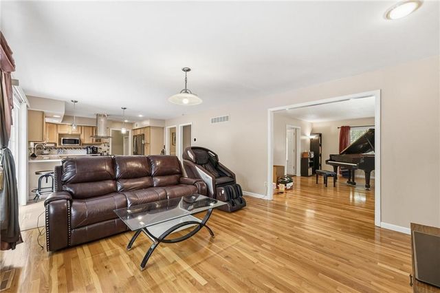 5528 NW Verlin Drive, Kansas City, MO 64152
