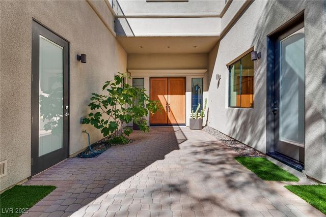 628 Edgebrook Drive, Las Vegas, NV 89145