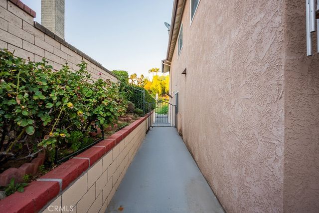 23132 Posada, Valencia, CA 91354