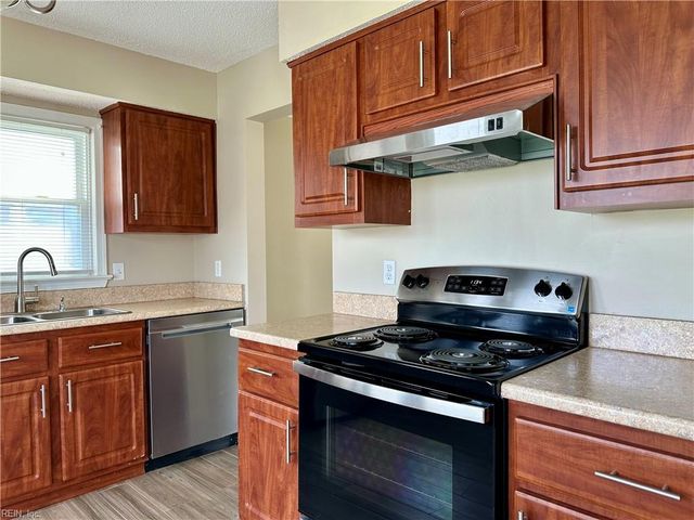3845 Tiffany LN, Virginia Beach, VA 23456