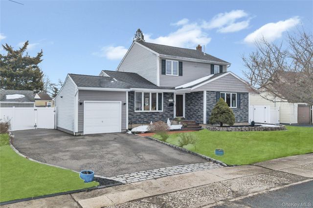 225 Farhan Lane, North Babylon, NY 11703