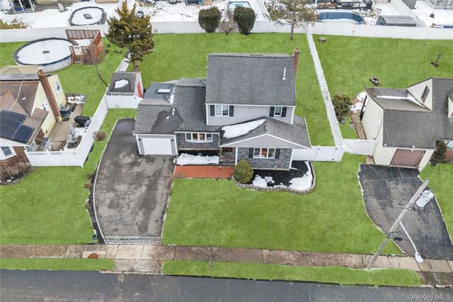 225 Farhan Lane, North Babylon, NY 11703