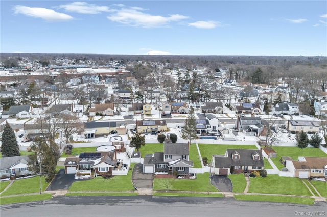 225 Farhan Lane, North Babylon, NY 11703