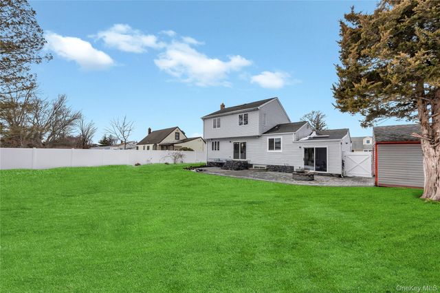 225 Farhan Lane, North Babylon, NY 11703