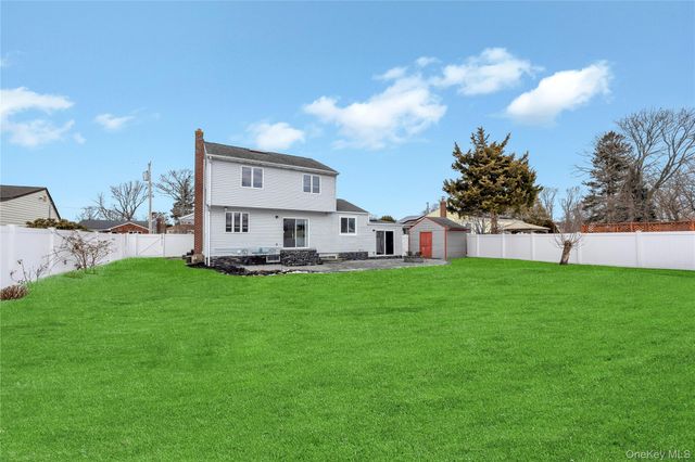 225 Farhan Lane, North Babylon, NY 11703