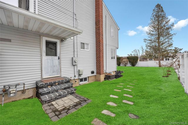 225 Farhan Lane, North Babylon, NY 11703