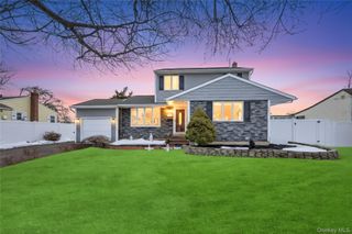 225 Farhan Lane, North Babylon, NY 11703