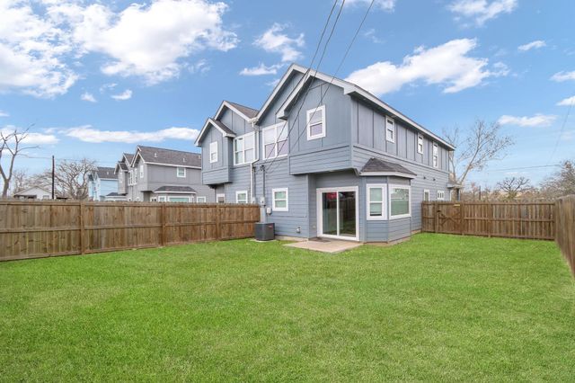 1008 E Fannin ST, Luling, TX 78648