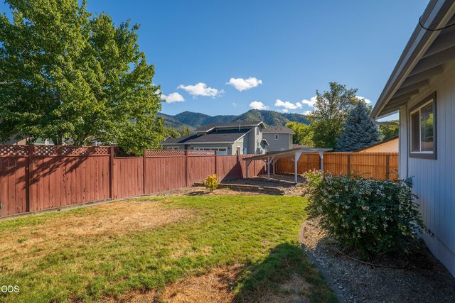 776 NW Carol Drive, Grants Pass, OR 97526
