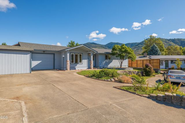 776 NW Carol Drive, Grants Pass, OR 97526