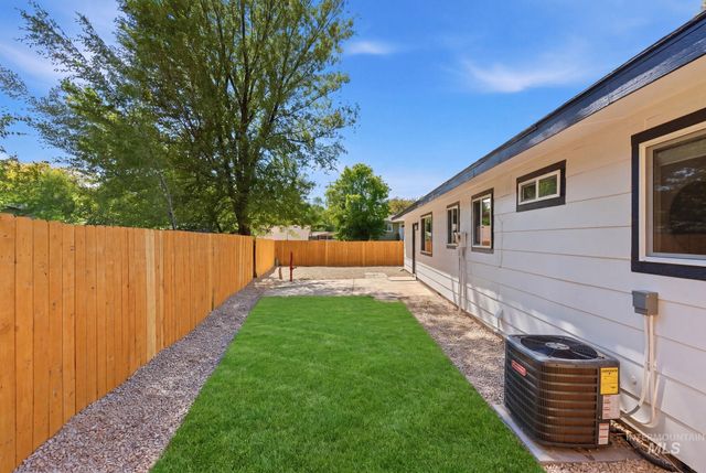 803 Smith Ave, Nampa, ID 83651