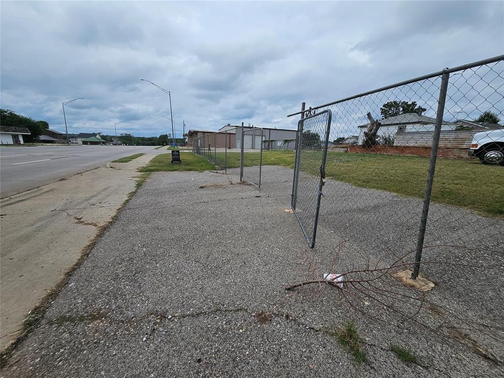 212 N Monroe Avenue, Blanchard, OK 73010