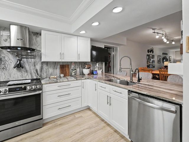 2811 Village Boulevard 302, West Palm Beach, FL 33409