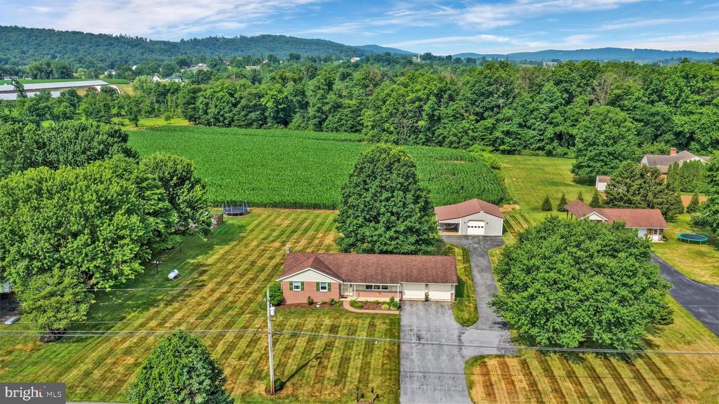 75 HICKORY RD, Denver, PA 17517