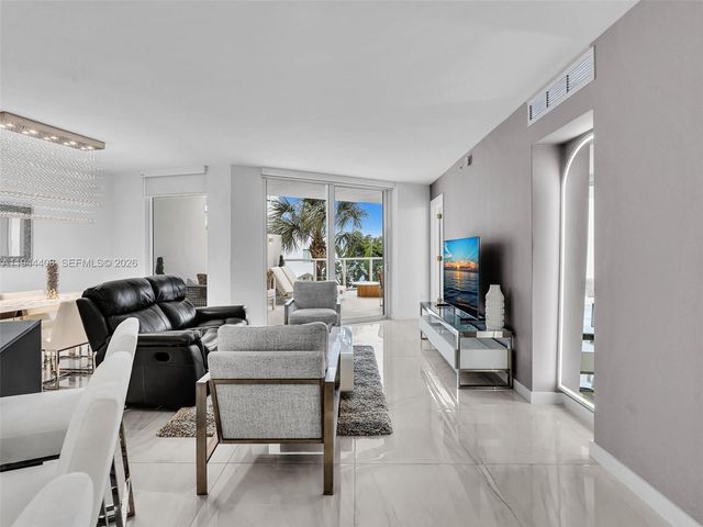 9821 E Bay Harbor Dr 302, Bay Harbor Islands, FL 33154