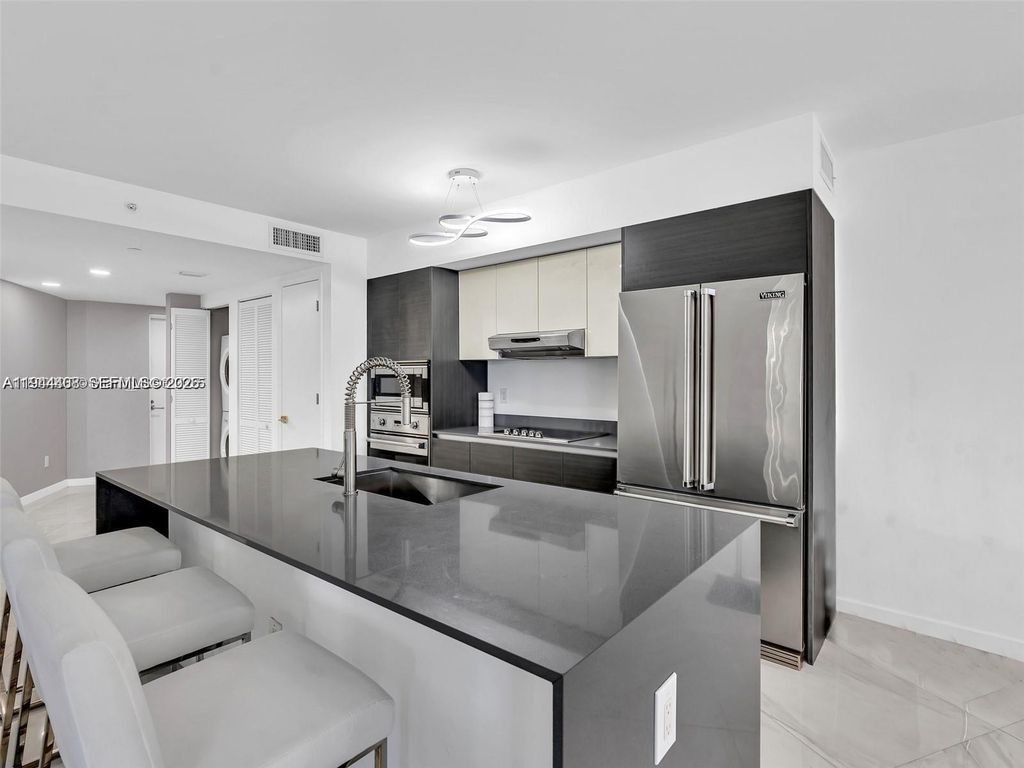 9821 E Bay Harbor Dr 302, Bay Harbor Islands, FL 33154