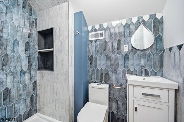 31 Ackerson Pl, Passaic City, NJ 07055