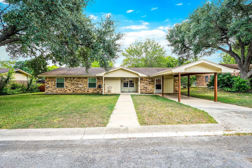 212 Hillview DR, Luling, TX 78648