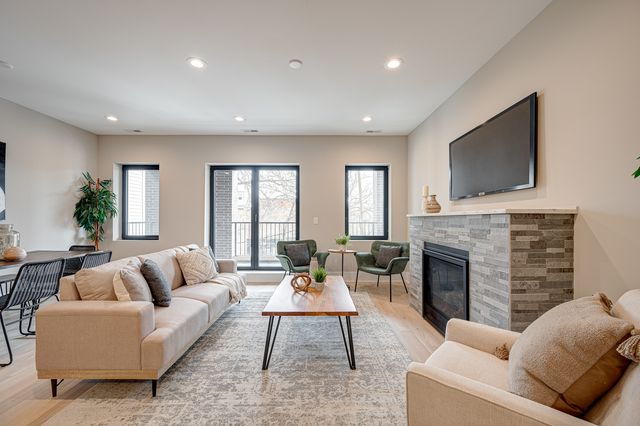 2816 N Southport Avenue 2, Chicago, IL 60657
