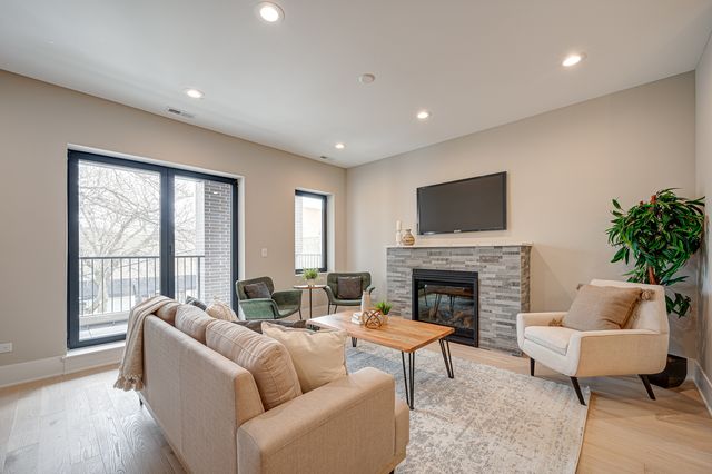 2816 N Southport Avenue 2, Chicago, IL 60657