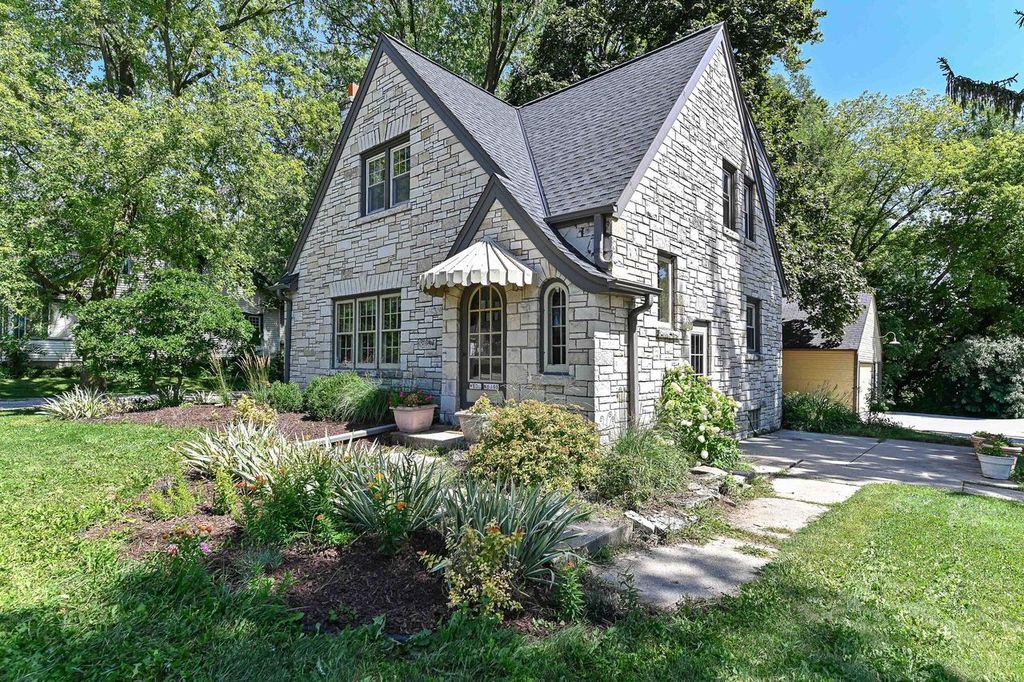 W232N6198 Waukesha AVENUE, Sussex, WI 53089