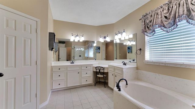 8199 Hills Parkway, Montgomery, TX 77316