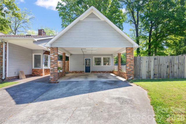 3400 Erinbrook Lane, Charlotte, NC 28215