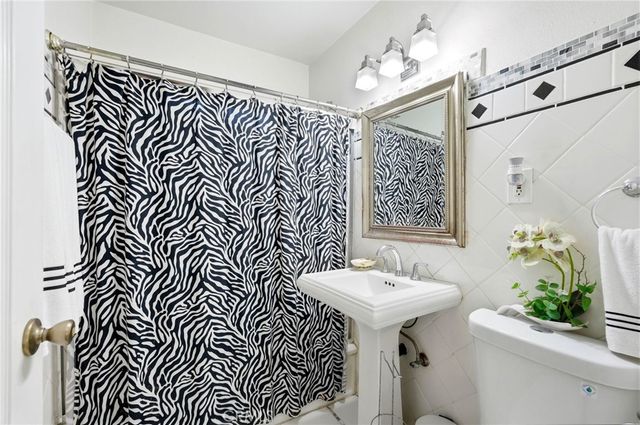 18149 Saticoy, Reseda, CA 91335