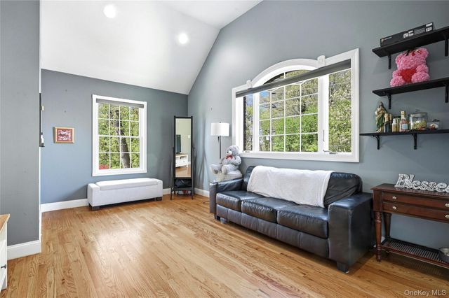 1 Kissam Lane, Glen Head, NY 11545