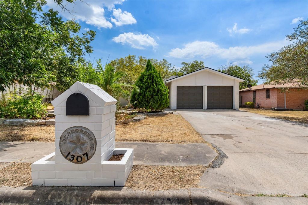 1307 Meadgreen DR, Austin, TX 78758
