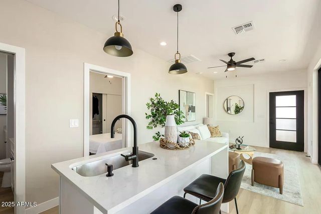 411 N 32ND Place, Phoenix, AZ 85008