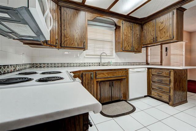 1301 NW 9th Street, Moore, OK 73170