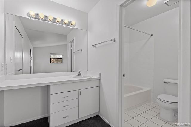 5611 Drake Hollow Drive, West Bloomfield, MI 48322