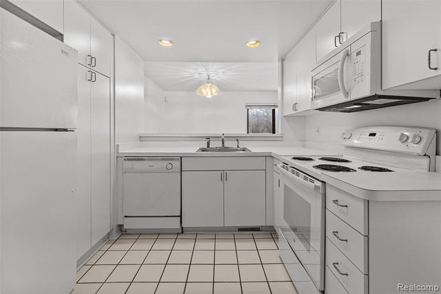 5611 Drake Hollow Drive, West Bloomfield, MI 48322