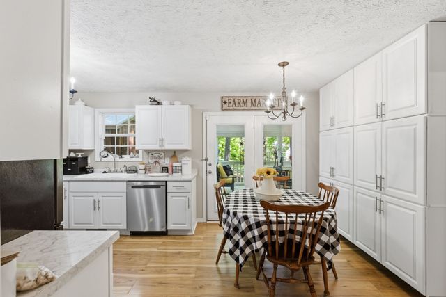 1015 Pin Oak Dr, Dickson, TN 37055