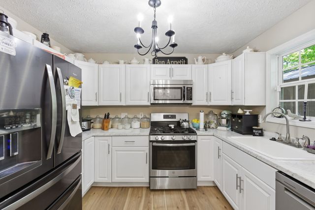 1015 Pin Oak Dr, Dickson, TN 37055