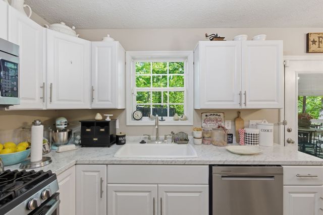 1015 Pin Oak Dr, Dickson, TN 37055