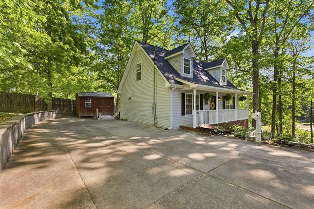 1015 Pin Oak Dr, Dickson, TN 37055