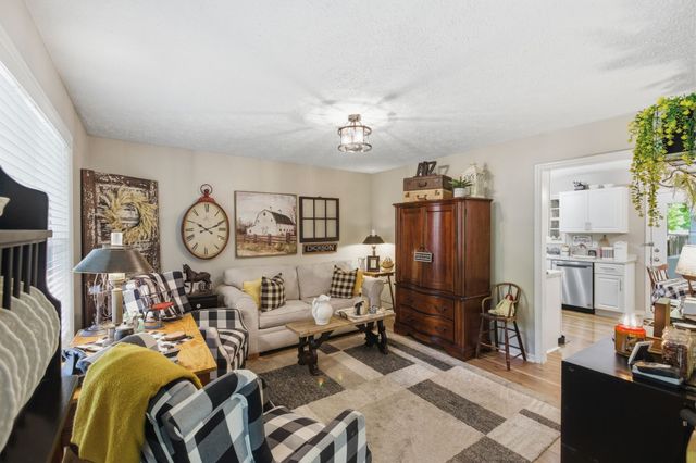 1015 Pin Oak Dr, Dickson, TN 37055
