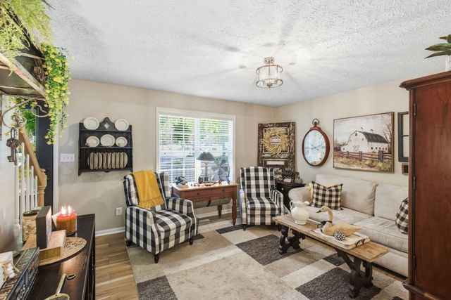1015 Pin Oak Dr, Dickson, TN 37055