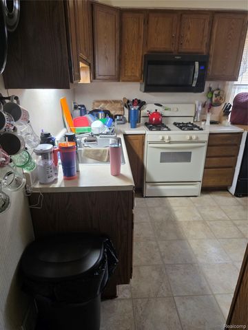 33505 Clinton Street, Wayne, MI 48184