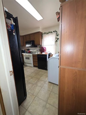 33505 Clinton Street, Wayne, MI 48184