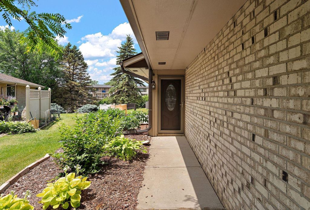 7051 Robinwood Trail, Woodbury, MN 55125 — photo 2