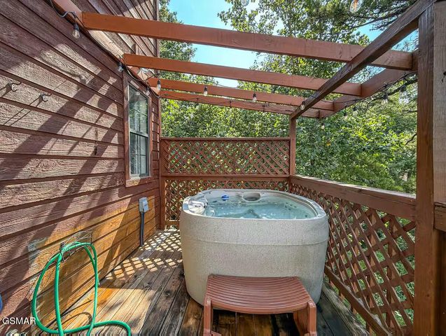 1809 Red Bone Way, Sevierville, TN 37876