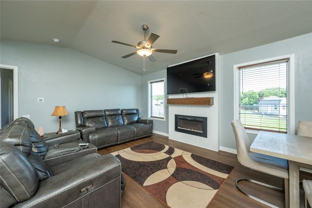 403 Lacy Circle NE, Mitchellville, IA 50169