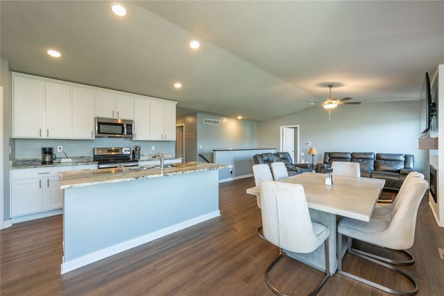 403 Lacy Circle NE, Mitchellville, IA 50169