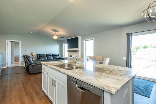403 Lacy Circle NE, Mitchellville, IA 50169