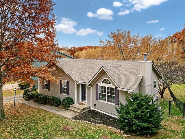 15805 E 2nd Street S, Independence, MO 64050