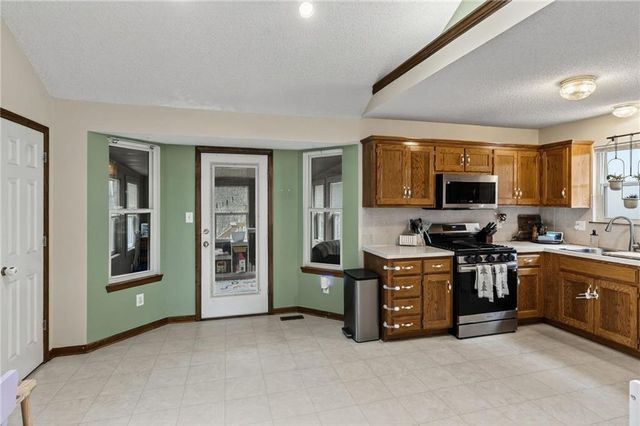 15805 E 2nd Street S, Independence, MO 64050