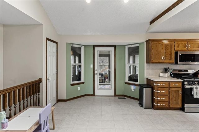 15805 E 2nd Street S, Independence, MO 64050